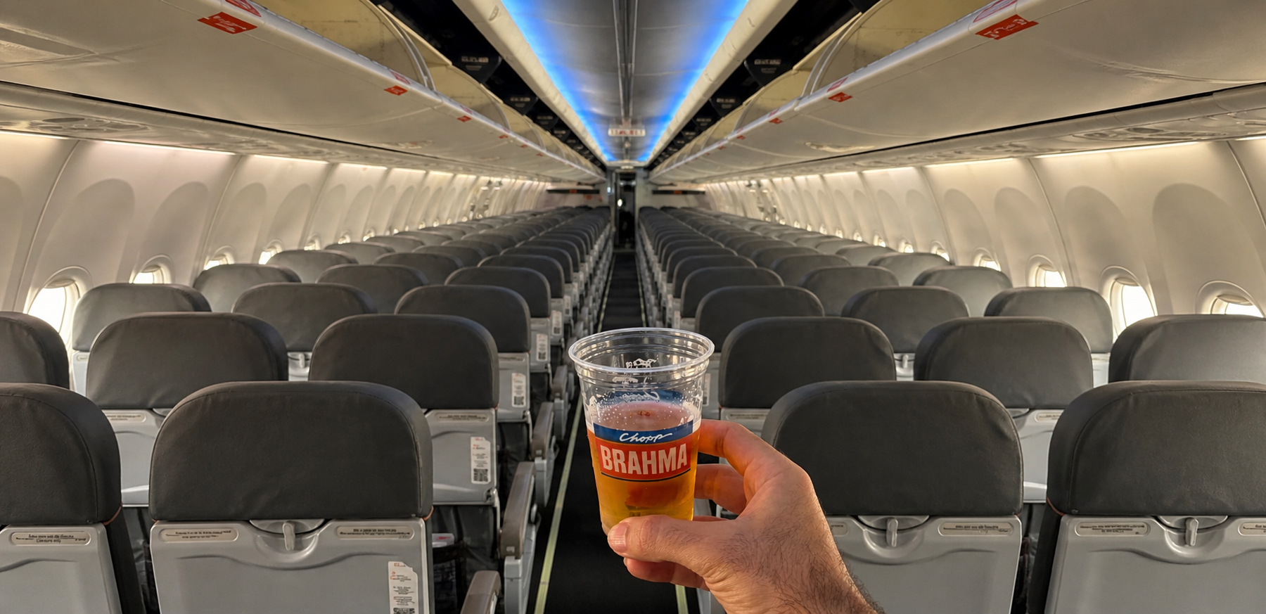 Interior de cabine GOL com copo de Chopp Brahma