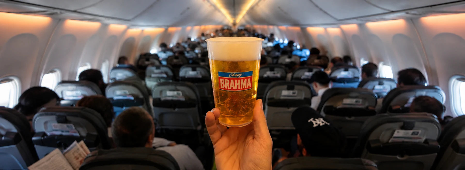 Interior de cabine GOL com copo de Chopp Brahma