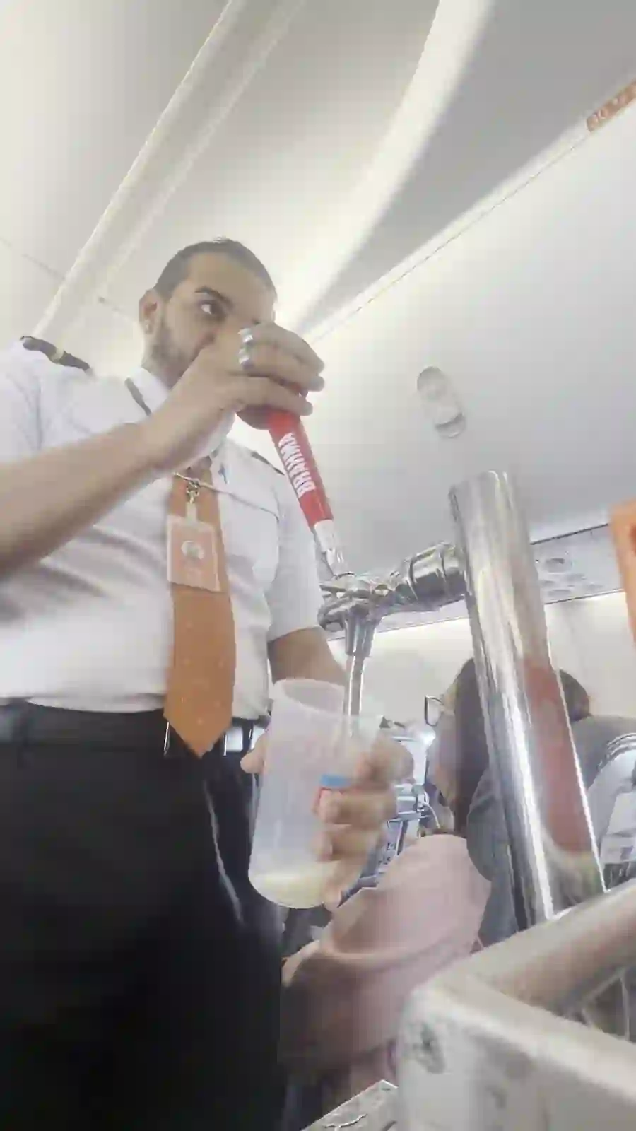 Vídeo do serviço de bordo com Chopp Brahma servido do trolley