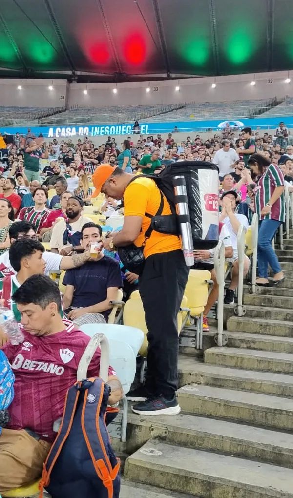 Mochileiro do Chopp Brahma atendendo consumidor na arquibancada
