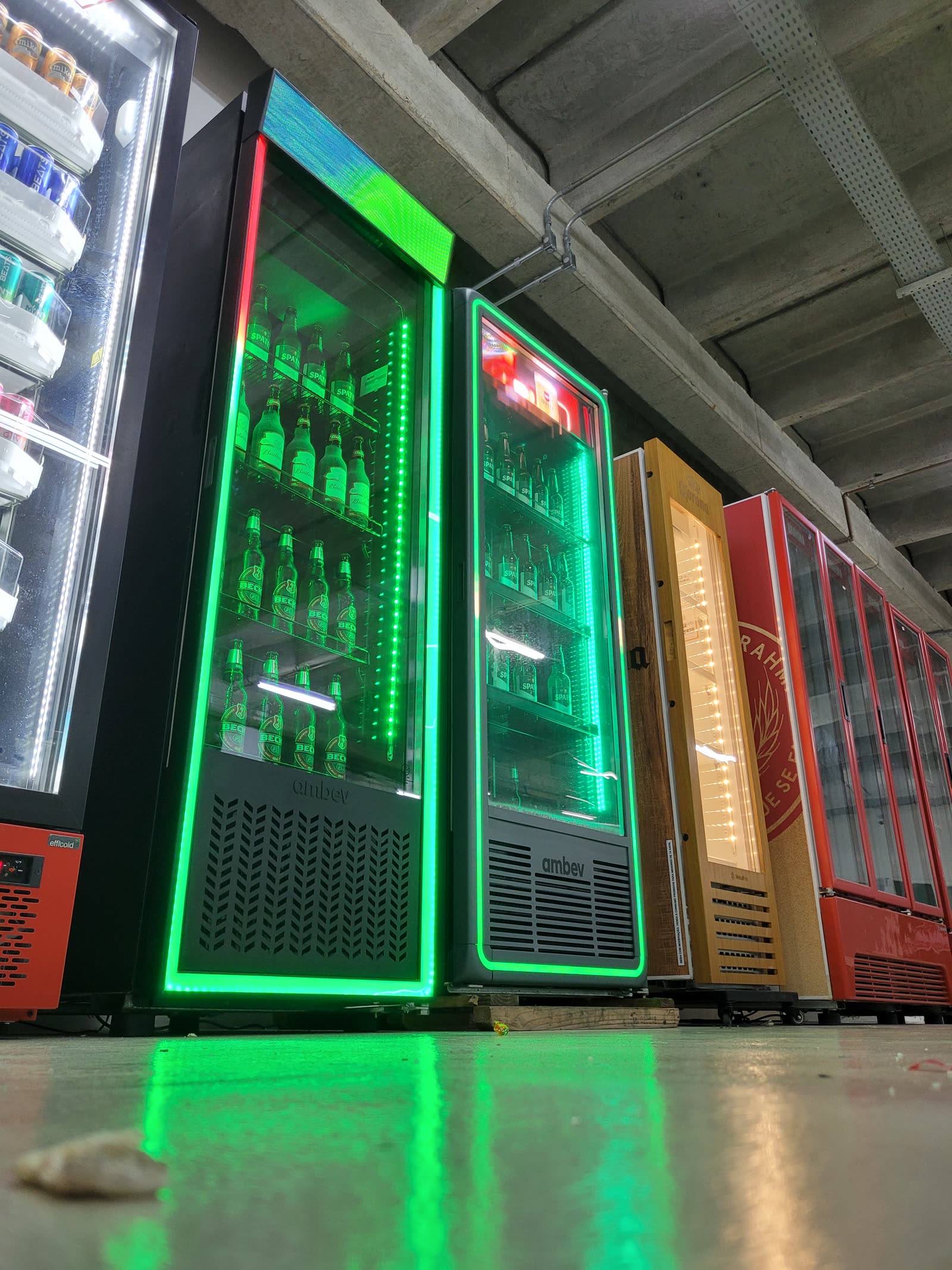 Geladeira Multibrand instalada com display digital em PDV