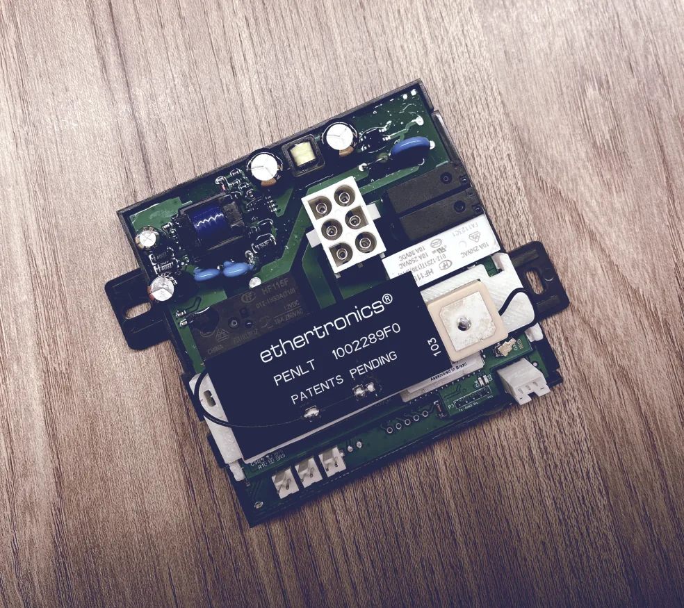 Placa IRIS com módulo de conectividade sobre bancada